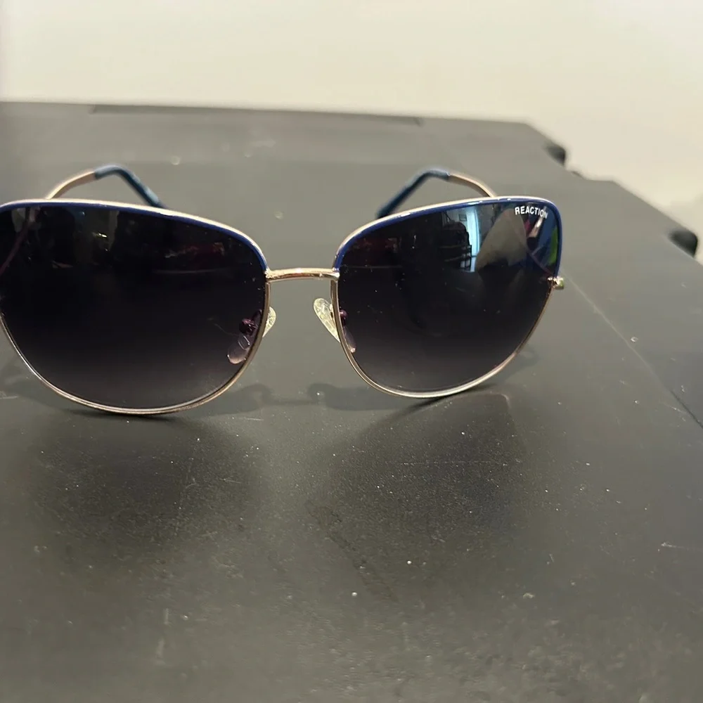 Kenneth Cole Reaction Gold and Blue Sunglasses Timeless Design - Picture 6 of 10